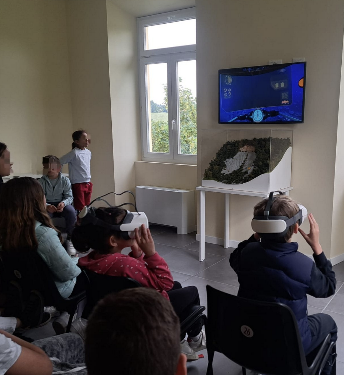Scienza, natura e… realtà virtuale!
La Scuola Primaria di Bosio, Istituto Comprensivo di #Gavi, ieri ha inaugurato ufficialmente le visite didattiche al nuovo Centro di Documentazione di #Carrosio. Una giornata speciale dedicata alla scoperta del nostro geosito, tra laboratori al microscopio e viaggi immersivi nel tempo grazie ai visori.

Insegnare fuori dalle mura scolastiche è il modo migliore per far innamorare i bambini delle proprie radici.

I ragazzi hanno potuto approfondire la conoscenza del geosito locale attraverso attività innovative:
- Passeggiate didattiche verso il geosito
- Analisi scientifica di fossili e reperti tramite microscopio
- Viaggi nel tempo con i visori per vivere la trasformazione del paesaggio e dei fondali marini

Un ringraziamento agli insegnanti e al Comune per aver reso possibile questa giornata di crescita e scoperta. La prossima settimana continueremo ad accogliere nuove classi.

#ValLemme #DidatticaEsperienziale #OutdoorEducation #Geologia #RealtàVirtuale