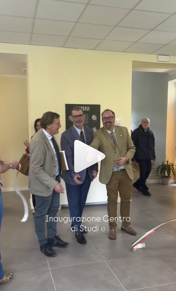 Si può leggere la storia del mondo in una parete di roccia? A #Carrosio sì.
Ieri abbiamo inaugurato il nuovo Centro di Studi e Documentazione sul Geosito, l’Appennino e la Biodiversità, il un punto di partenza per scoprire perché le nostre colline sono famose tra i geologi di tutto il mondo.

Abbiamo riempito le sale dell’ex Asilo Santa Croce ascoltando i docenti @unigenova @unife.it che ci hanno spiegato come il “punto GSSP” di Carrosio sia un riferimento internazionale per capire il passaggio tra due ere geologiche. Poi, siamo passati dalle parole ai fatti: una camminata tra le orchidee selvatiche per vedere con i nostri occhi quella biodiversità che rende unico l’ @appenninopiemontese

Questo Centro nasce per dare valore a ogni fossile e ogni sentiero del nostro comune, trasformando la ricerca scientifica in un patrimonio alla portata di tutti.

Volete scoprire cosa raccontano le nostre argille? Le porte sono aperte. Vi aspettiamo a Carrosio per un viaggio nel tempo (quello vero, lungo 23 milioni di anni).

#GSSP #Piemonte #ValLemme