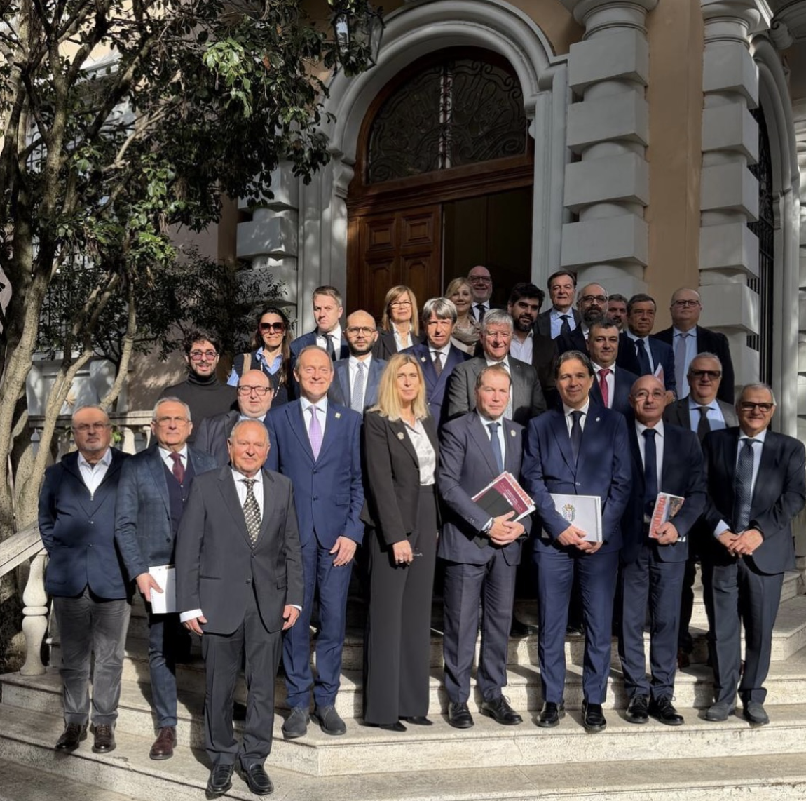 Da #Carrosio a Roma, nel cuore dell’Ambasciata del Principato di Monaco.

Siamo orgogliosi di aver partecipato alla riunione annuale dell’Associazione dei “Siti Storici Grimaldi di Monaco”. Essere parte di questa rete internazionale non è solo un onore, ma la conferma del valore storico e culturale che il nostro borgo custodisce da secoli. Un legame antico che oggi si rinnova con uno sguardo rivolto all’Europa.

#SitiStoriciGrimaldi #PrincipatoDiMonaco #BorghiItaliani #TurismoCulturale
